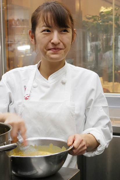 グランメゾン・チャリティーカレー 開始当初からシェフ支えた女性料理