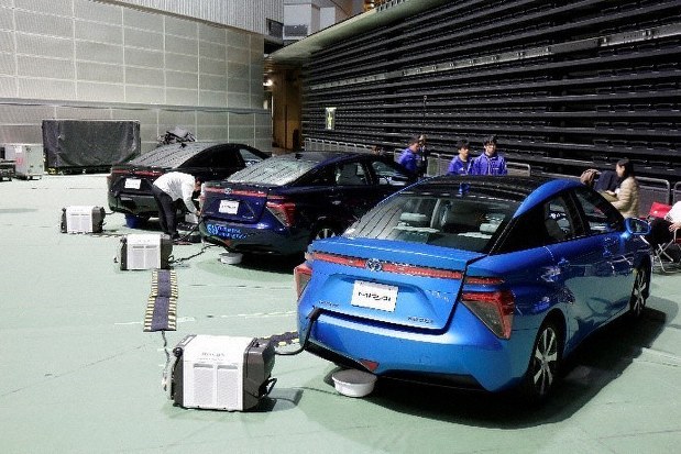 U2のコンサートに電力を供給したトヨタ自動車の燃料電池車(FCV)。一番奥は日本の著名ギタリスト、SUGIZOさんの所有車=ルール形成戦略研究所提供