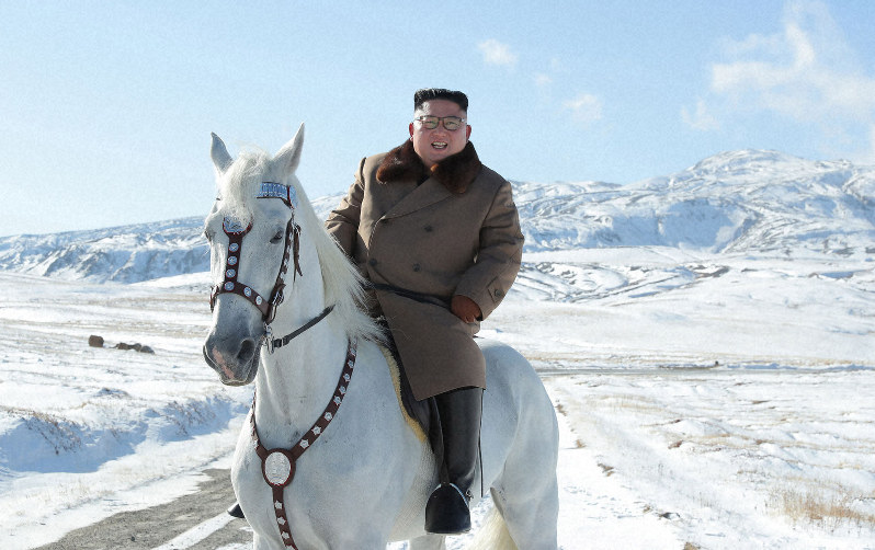 白馬に乗って両江道の白頭山を登る金正恩朝鮮労働党委員長。日時は不明=朝鮮中央通信・朝鮮通信