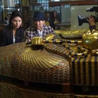 ツタンカーメン王の黄金のひつぎに見入る吉村作治・東日本国際大学学長(右)と橋本マナミ