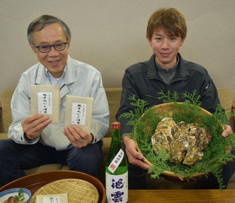 新商品「鶴昇丸かきの濱煮」をアピールする嶋田善文さん(左)と河畑貴政さん=舞鶴市で、行方一男撮影