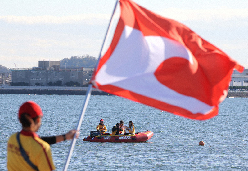 波をイメージしたデザインの旗を海上のボートから確認する聴覚障害者ら(奥)=横浜市金沢区で2019年11月、喜屋武真之介撮影