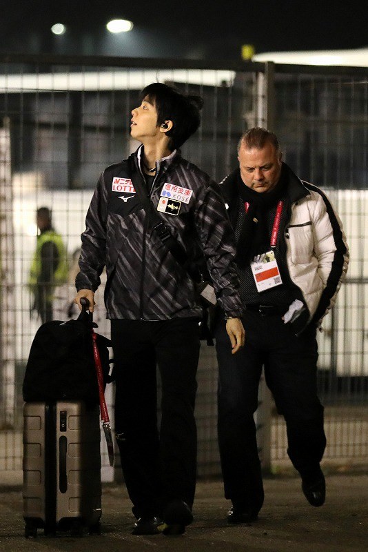 当日練習のために競技場に入る羽生結弦。奥にはジスランコーチの姿も＝イタリア・トリノのパラベラ競技場で２０１９年１２月７日、貝塚太一撮影