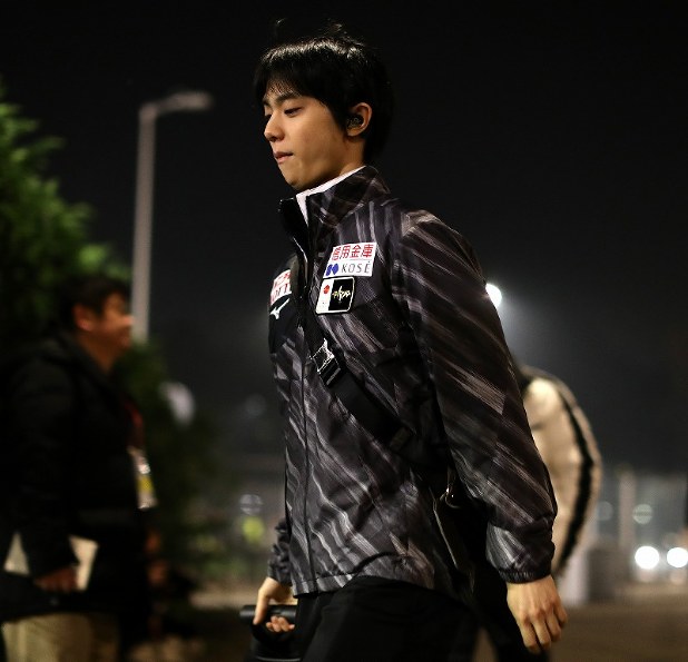 当日練習のために競技場に入る羽生結弦＝イタリア・トリノのパラベラ競技場で２０１９年１２月７日、貝塚太一撮影