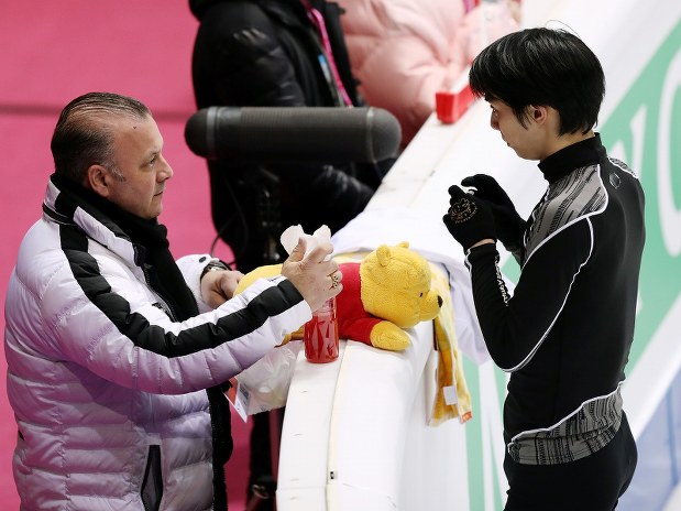 男子フリーの当日練習でジスラン・ブリアンコーチと話をする羽生結弦＝イタリア・トリノのパラベラ競技場で２０１９年１２月７日、貝塚太一撮影