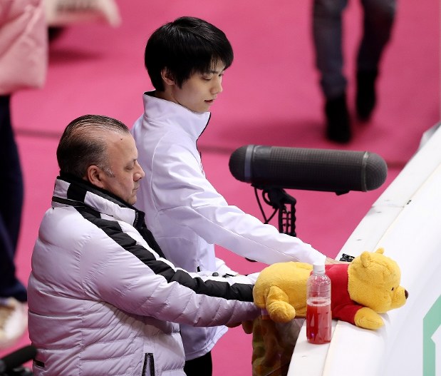 男子フリーの当日練習でリンクサイドに到着した羽生結弦＝イタリア・トリノのパラベラ競技場で２０１９年１２月７日、貝塚太一撮影