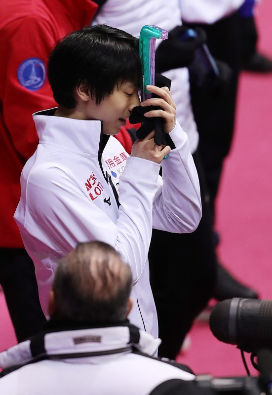 男子フリーの当日練習を前に目をつむる羽生結弦＝イタリア・トリノのパラベラ競技場で２０１９年１２月７日、貝塚太一撮影