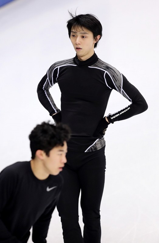 男子フリーの当日練習で近づく羽生結弦（奥）と米国のネーサン・チェン＝イタリア・トリノのパラベラ競技場で２０１９年１２月７日、貝塚太一撮影