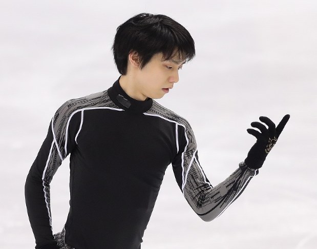 男子フリーの当日練習で演技を確認しながら練習する羽生結弦＝イタリア・トリノのパラベラ競技場で２０１９年１２月７日、貝塚太一撮影