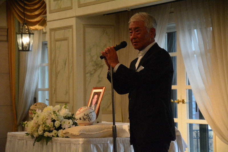 日本生命元野球部長の大槻隆一さんをしのぶ会であいさつする元監督の佐竹政和さん=大阪市内のホテルで、石川裕士撮影