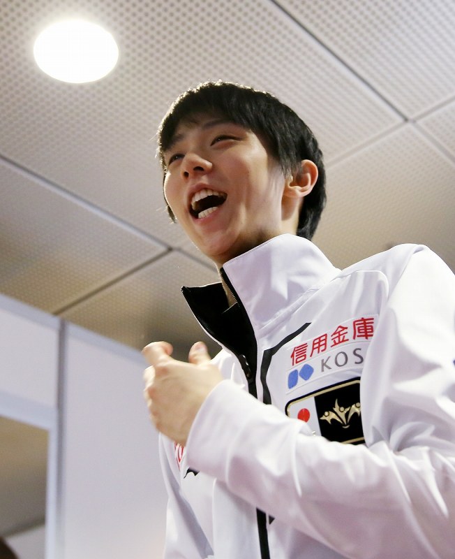 記者の囲み取材会場に入り、関係者が用意した誕生日ケーキに笑顔の羽生結弦＝イタリア・トリノのパラベラ競技場で２０１９年１２月８日、貝塚太一撮影