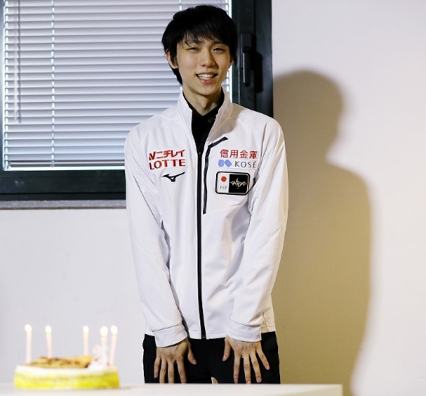 記者の囲み取材会場に入り、関係者が用意した誕生日ケーキを前にお礼を述べる羽生結弦＝イタリア・トリノのパラベラ競技場で２０１９年１２月８日、貝塚太一撮影
