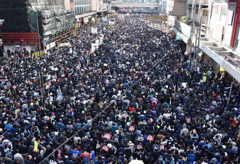 市民は幹線道路を金融街・中環(セントラル)に向けて行進していった=香港・銅鑼湾で2019年12月8日午後3時36分、福岡静哉撮影