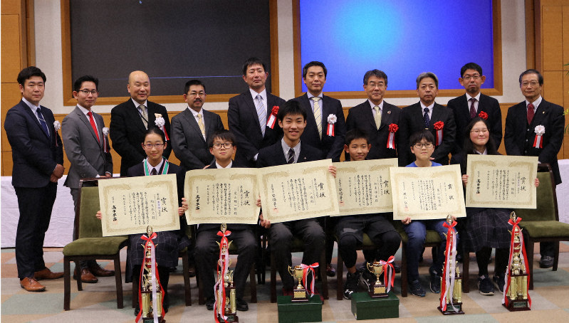 第19回毎日パソコン入力コンクール全国大会の特別賞受賞者ら=東京都渋谷区で2019年12月8日、兵頭和行撮影