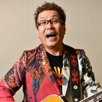 ポーズをとる歌手の嘉門タツオさん=大阪市北区で2019年11月15日、猪飼健史撮影