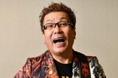 ポーズをとる歌手の嘉門タツオさん＝大阪市北区で２０１９年１１月１５日、猪飼健史撮影