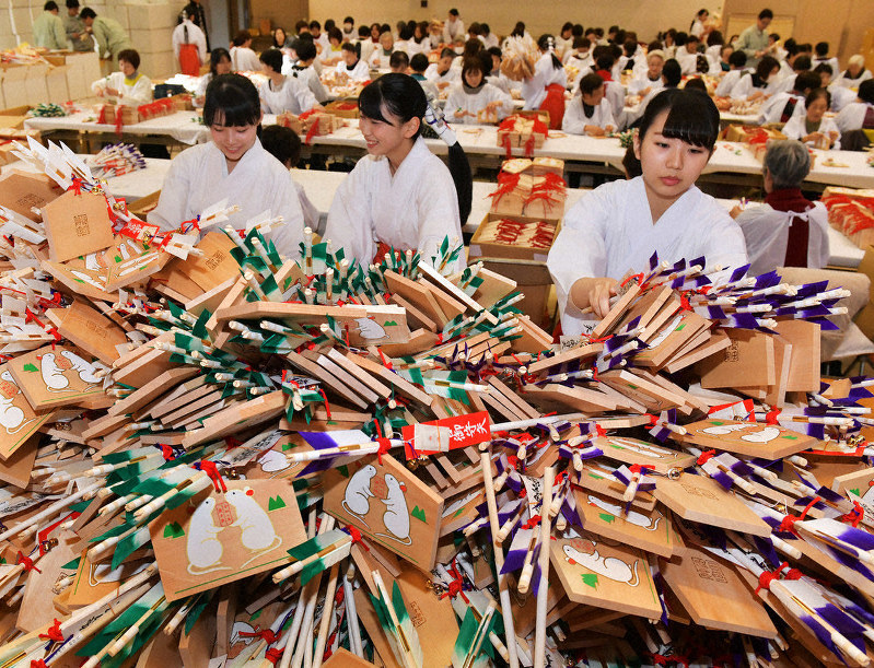 来年のえとにちなんだ絵馬がつけられ、次々に仕上げられる破魔矢=名古屋市熱田区の熱田神宮で