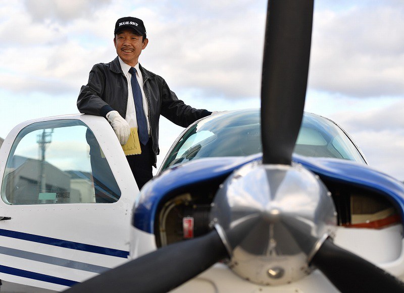 飛行機3機　野獣先輩付き 全日空グループ元機長 76歳植野さんが飛行時間3万時間達成へ [写真特集