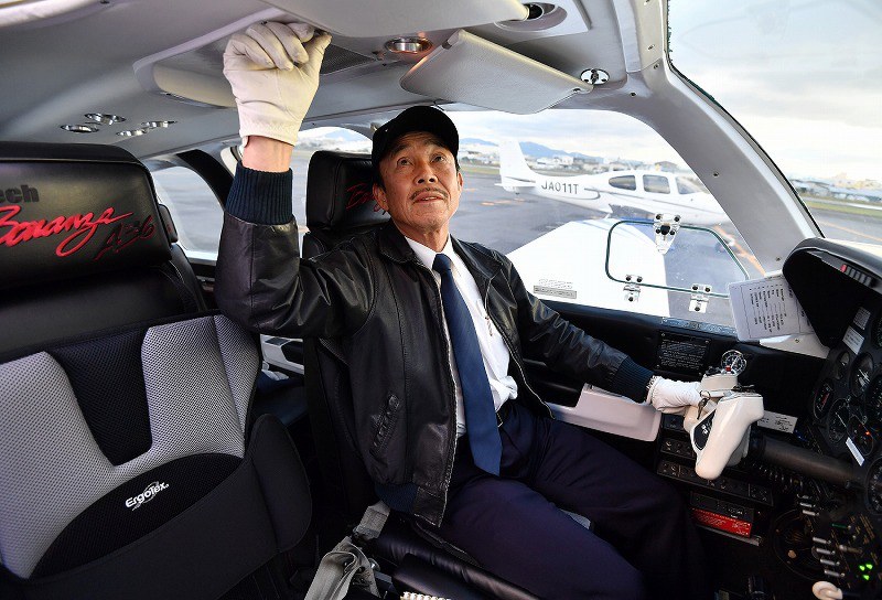 全日空グループ元機長 76歳植野さんが飛行時間3万時間達成へ [写真特集