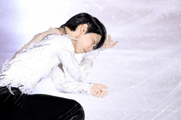 エキシビションで演技する羽生結弦=イタリア・トリノのパラベラ競技場で2019年12月8日、貝塚太一撮影