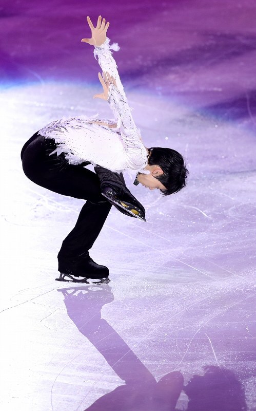 エキシビションで演技する羽生結弦=イタリア・トリノのパラベラ競技場で2019年12月8日、貝塚太一撮影