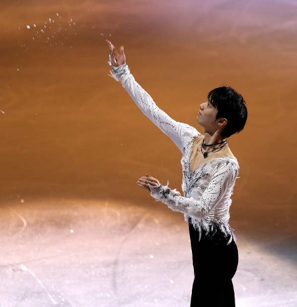 エキシビションのエンディングで氷を投げる羽生結弦=イタリア・トリノのパラベラ競技場で2019年12月8日、貝塚太一撮影