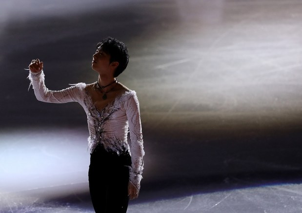 エキシビションのエンディングでリンクの上を見つめる羽生結弦=イタリア・トリノのパラベラ競技場で2019年12月8日、貝塚太一撮影