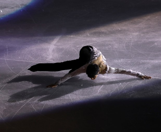 エキシビションのエンディングで演技する羽生結弦=イタリア・トリノのパラベラ競技場で2019年12月8日、貝塚太一撮影