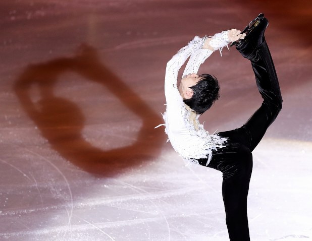 エキシビションで演技する羽生結弦=イタリア・トリノのパラベラ競技場で2019年12月8日、貝塚太一撮影