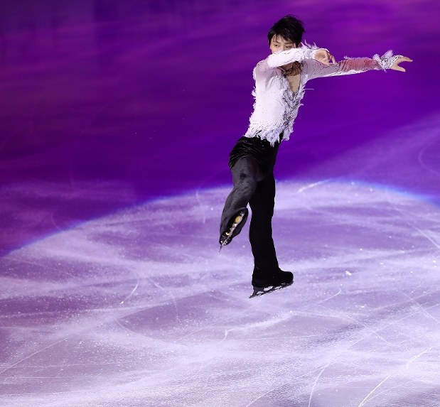 エキシビションで演技する羽生結弦=イタリア・トリノのパラベラ競技場で2019年12月8日、貝塚太一撮影