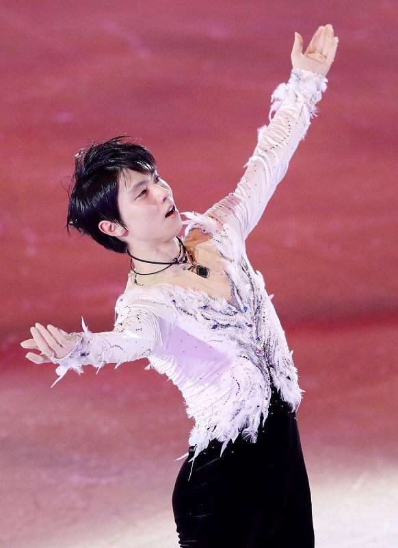 エキシビションで演技する羽生結弦=イタリア・トリノのパラベラ競技場で2019年12月8日、貝塚太一撮影
