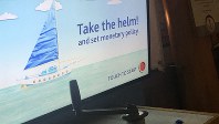 金融政策の難しさを船乗りになった気分で体感できるゲーム「かじを取れ！」＝ロンドンで11月13日、横山三加子撮影