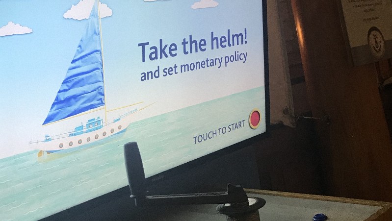 金融政策の難しさを船乗りになった気分で体感できるゲーム「かじを取れ!」=ロンドンで11月13日、横山三加子撮影