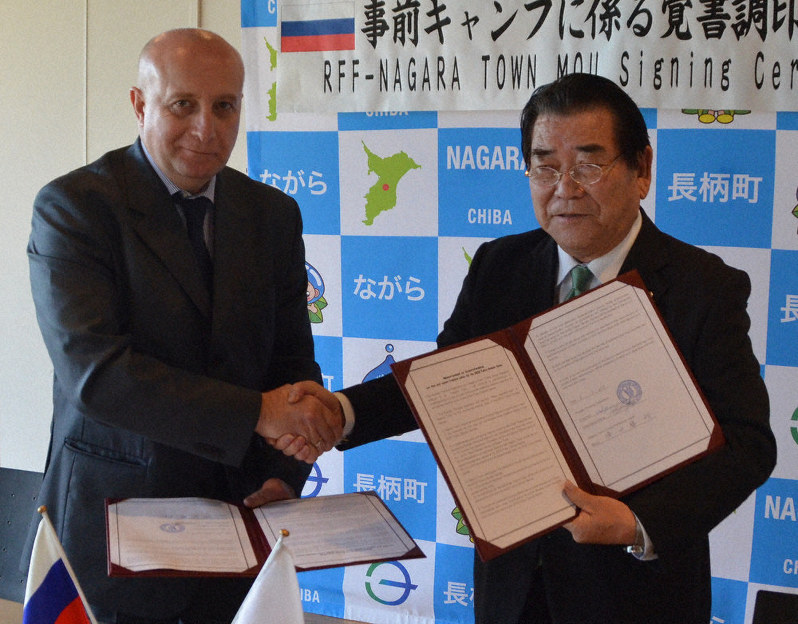 千葉県長柄町はフェンシング・ロシア代表の事前合宿地の予定。覚書を交わすロシアフェンシング協会のカズベク・カラエフ氏(左)と清田勝利町長=長柄町役場で10月、金沢衛撮影