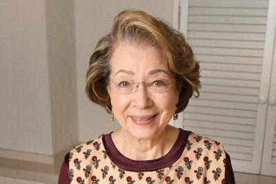 ホワイトソースにエビを入れる西川ヘレンさん＝大阪市北区で２０１９年１１月１３日、久保玲撮影