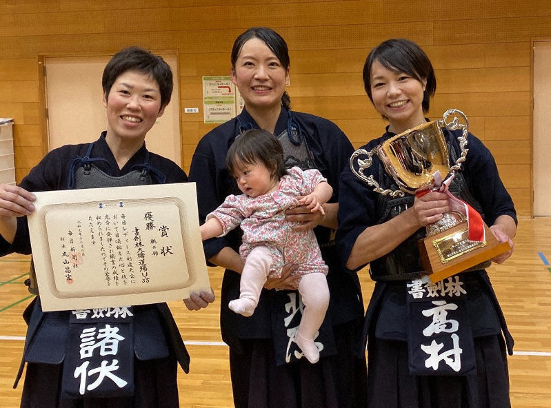 優勝した書剣林大橋道場U-35の選手=書剣林大橋道場提供