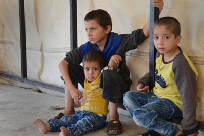 ロシア人のアダム（９歳・左上）と弟たち。ＩＳ戦闘員の父は戦死、母は爆撃で死んだ＝シリア、アイン・イサにて2019年10月撮影