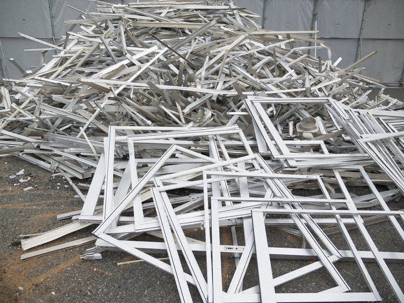 仮設住宅の窓枠などは聖火のトーチ素材の一部として再活用される=リクシル提供