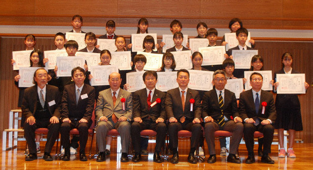 「第3回親子で読もう!新聞コンクール」で受賞した児童・生徒ら=大田区で
