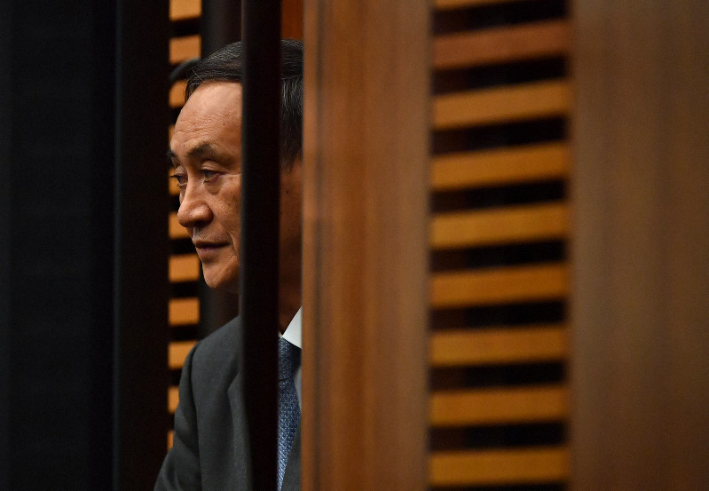 記者会見を終えて退室する菅義偉官房長官=首相官邸で2019年12月10日午後4時32分、宮間俊樹撮影