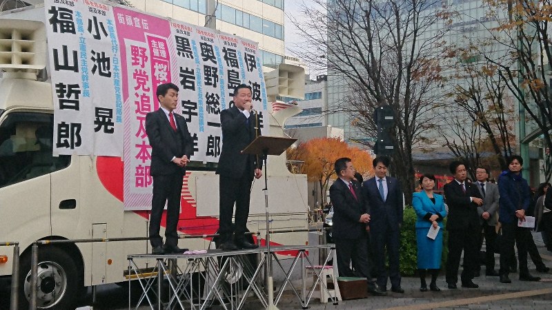 街頭演説で「桜を見る会」に関する政府の疑惑を批判する野党議員=東京・有楽町で10日、東久保逸夫撮影