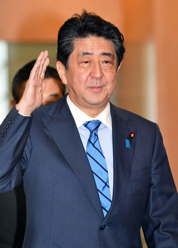 首相官邸に入る安倍晋三首相=2019年12月10日午前9時32分、大西岳彦撮影