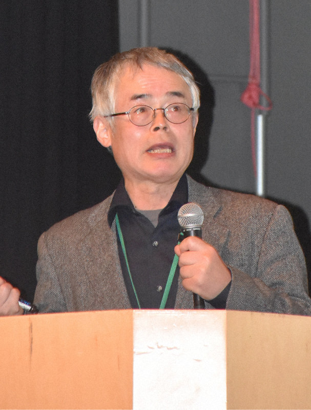 アイヌ民族のヒグマとの関わりについて説明する間野勉さん=2019年12月8日午後1時41分、札幌市北区で真貝恒平撮影