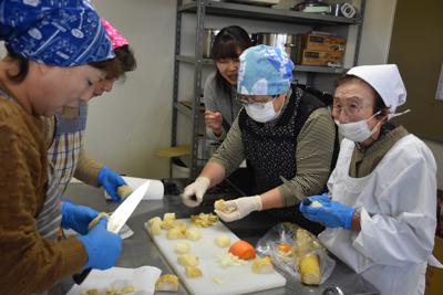 参加者に「岩木の漬け物」を伝授する鳴海ていさん（右）＝弘前市岩木地区で2019年12月6日、藤田晴雄撮影