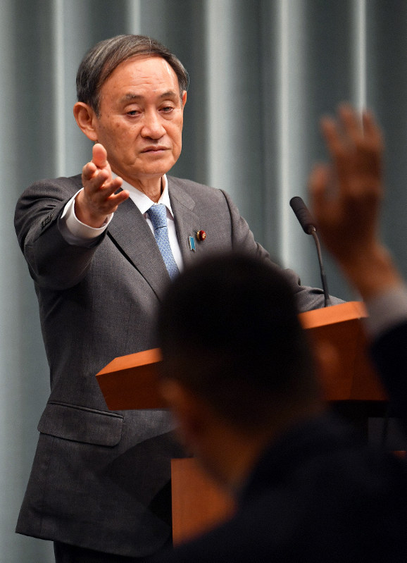 記者会見で質問を促す菅義偉官房長官=首相官邸で2019年12月10日午前11時20分、大西岳彦撮影
