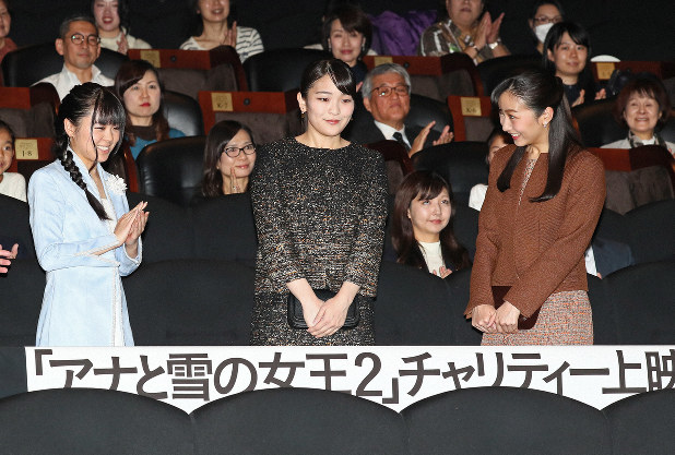 眞子さま 佳子さまが アナ雪2 チャリティー上映会に 毎日新聞