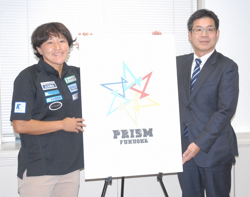 設立した女子ラグビーチームのチームロゴを紹介する中村(左)と村上氏=福岡市で2019年12月10日午後4時8分、吉見裕都撮影