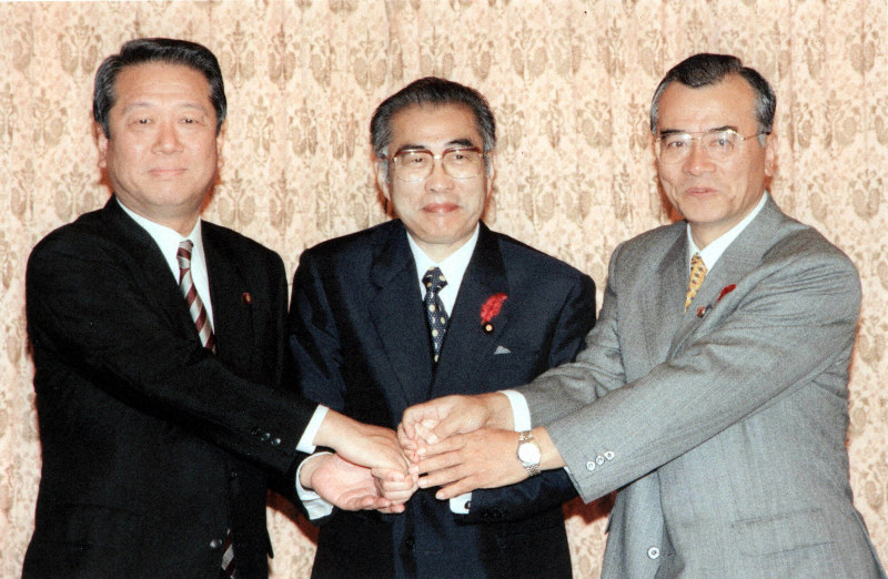 1999年、自民、自由、公明3党による連立政権発足のための政策合意後、握手する(左から)小沢一郎自由党党首、小渕恵三首相、神崎武法公明党代表=首相官邸で10月4日