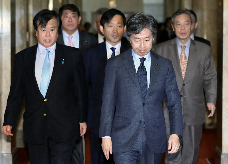 会期延長を申し入れるため、衆院議長室に向かう立憲民主党の安住淳国対委員長(中央右)ら=国会内で2019年12月9日午前8時59分、小川昌宏撮影