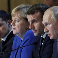 記者会見に臨む（左から）ゼレンスキー・ウクライナ大統領、メルケル独首相、マクロン仏大統領、プーチン露大統領＝パリのエリゼ宮で９日、ＡＰ